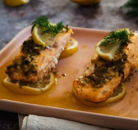 Lachs in Dillmarinade in einer Schale mit Zitrone
