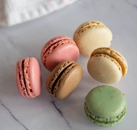Bunte Macarons auf einer weißen Platte