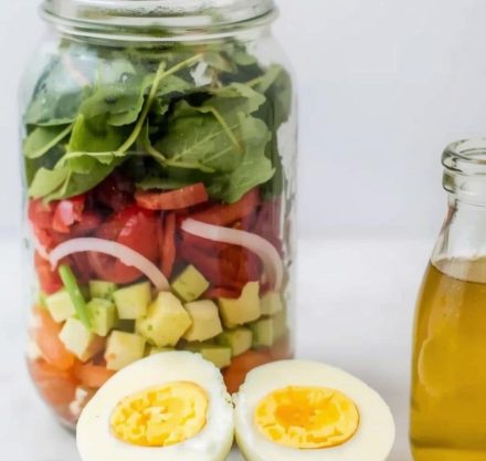 Meal Prep I Salat im Glas mit zwei Eiern und Dressing