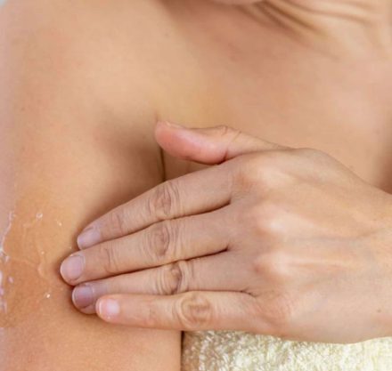 Frau mit Hormonsalbe