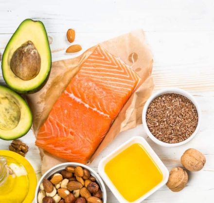 Omega-3 reiche Lebensmittel. Lachs. Avocado, Nüsse, Leinsamen, Öl