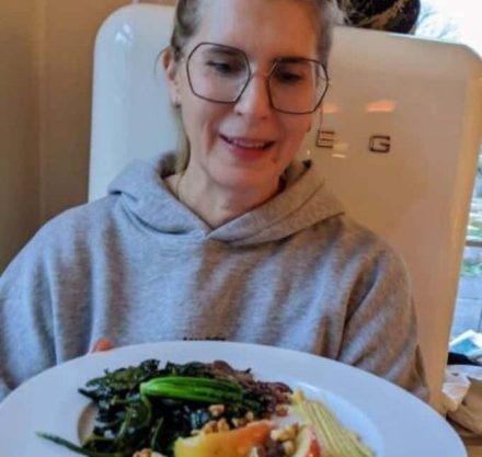 Paula Paul mit warmem Grünkohlsalat