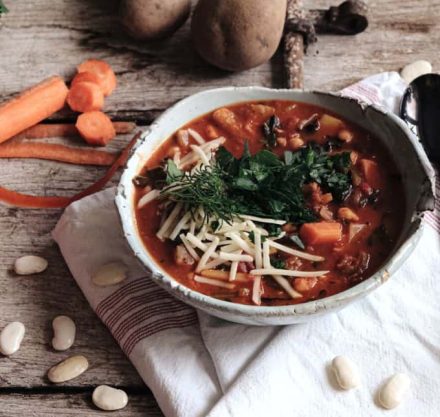 ein Teller Ribollita Suppe, Kartoffeln, Möhren, Bohnen Foto: Katja Mathes