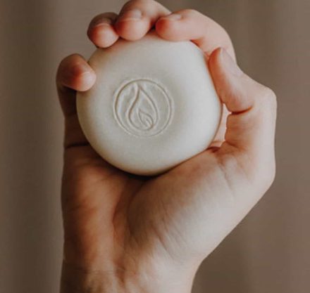 Rosas Naturkosmetik - Seife in der Hand