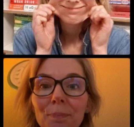 Screenshoot eines Zoom Meetings mit zwei Frauen mit großer Brille und blonden Haaren.
