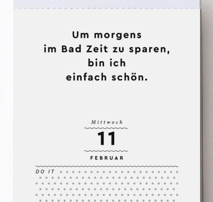 weißer Kalendar zum Abreißen an Faden aufgehängt