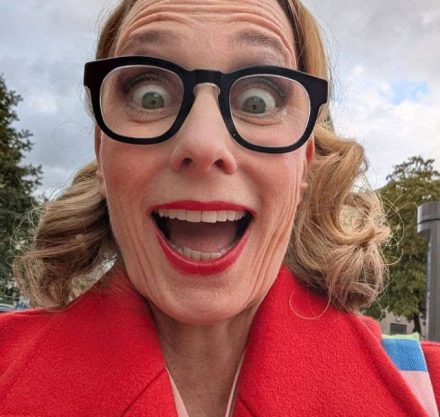 Susanne Liedtke mit schwarzer Brille und rotem Lippenstift