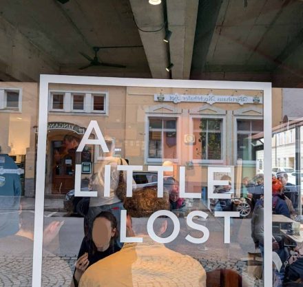 Schaufenster mit der Schrift "a little lost"