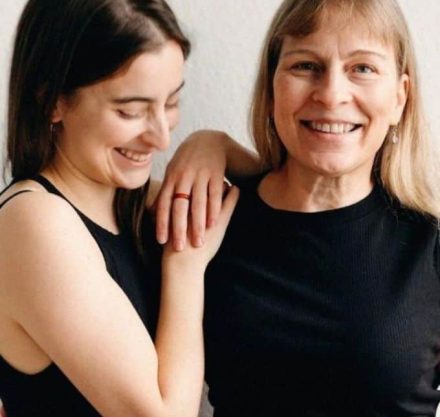 zwei Frauen in schwarzem Unterhemd und Unterhose.