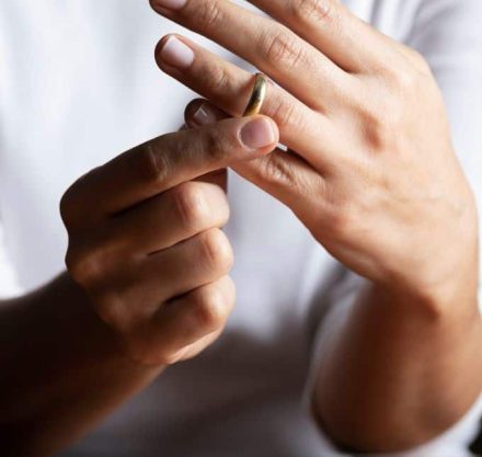 Frau zieht Eheing vom Finger