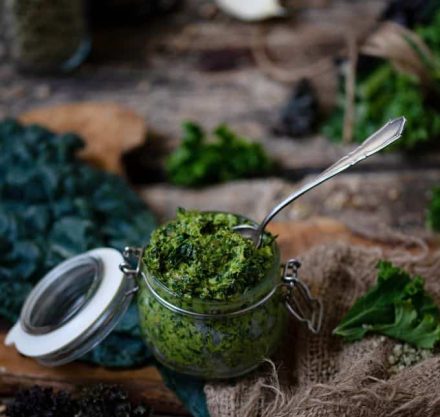 Schwarzkohl Pesto von nobodytoldme.com I Foto: Katja Mathes
