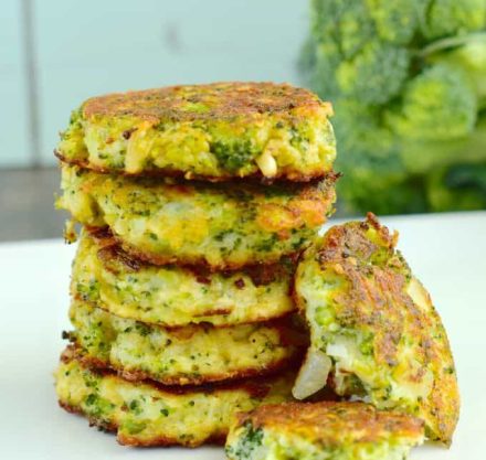 gestapelte gebackene Brokkoli-Puffer mit Avocado-Dip
