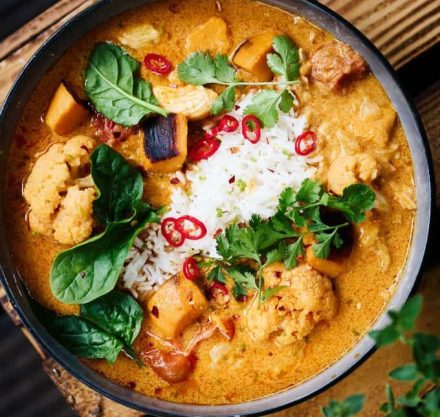 eine Schüssel COURGETTE UND AUBERGINE CURRY von oben