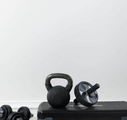 Ein Set Kurzhanteln, eine Kettlebell und eine Stepbank.