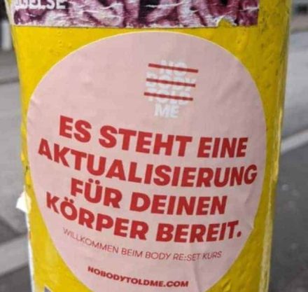 NTM Sticker in Rosa auf Straßenlaterne geklebt
