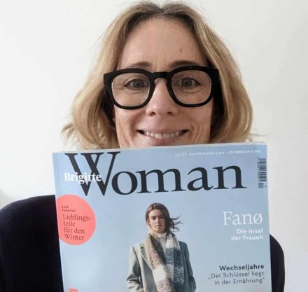 Susanne Liedtke hält die November Ausgabe der Brigitte Woman vor sich und freut sich