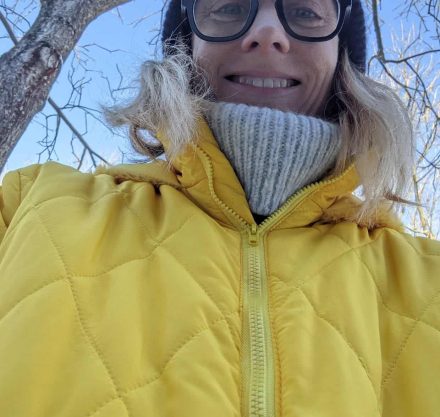 Susanne Liedtke im gelben Schneeanzug
