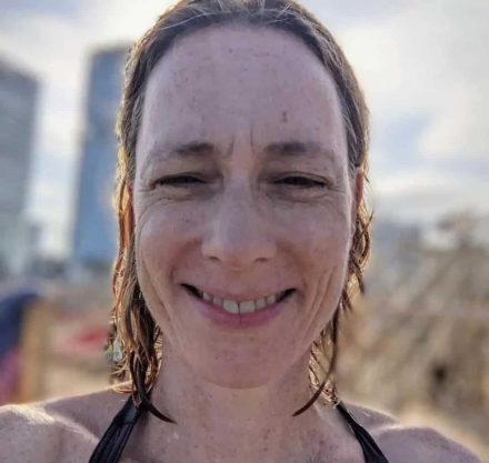 Selfie einer Frau mit nassen Haaren am Strand von Tel Aviv