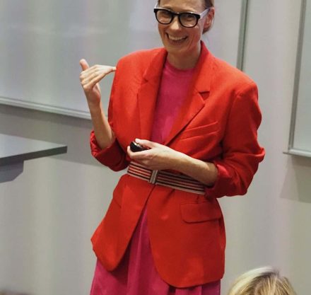 Susanne Liedtke in Rotem Blazer und pinker Hose
