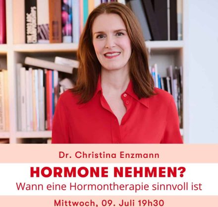 Frau mit langen braunen Haaren und roter Bluse