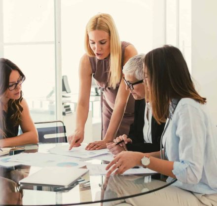 arbeitende Frauen in einem hellen Büro