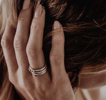 Hand-mit-ringen-am-kopf.jpg