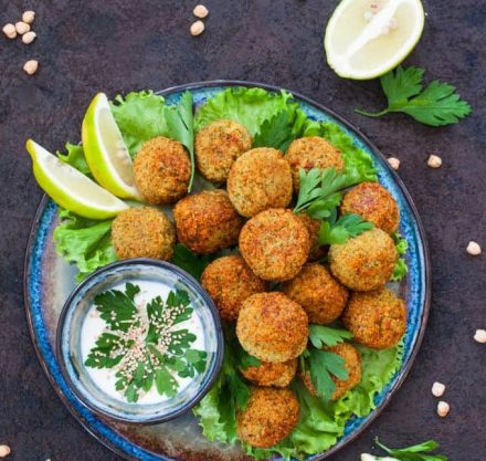 Ein Teller Falafel mit Gemüse