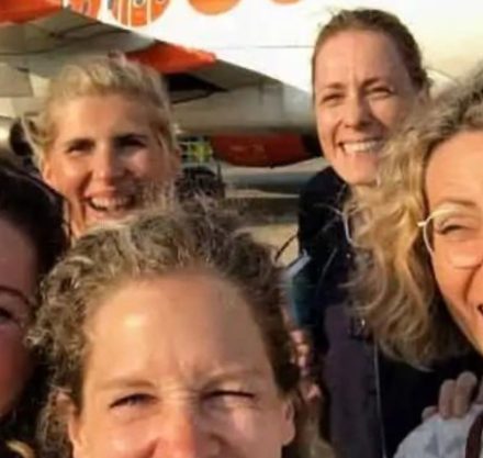 Selfie von Susanne und ihre Freundinnen vor einem EasyJet Flugzeug