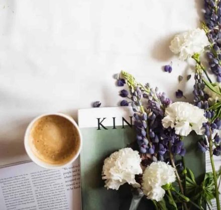 blumen-und-kaffee-auf-weißem-laken.jpg
