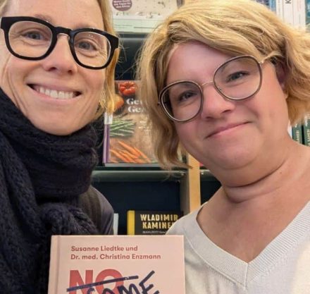 Susanne Liedtke und Jana Büchert halten das Somebodytoldme Buch