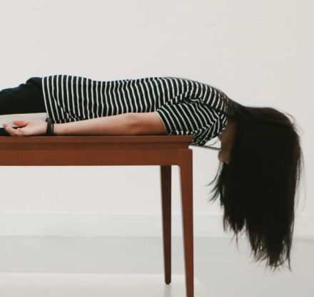 frau-liegt-auf-einem-tisch.jpg