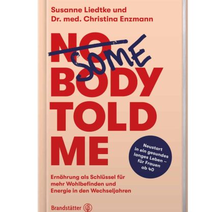 Ein Buchcover in einem warmen Pfirsichton mit einem kontrastreichen, überstrichenen Schriftzug "NOBODY TOLD ME". Darunter stehen die Namen der Autorinnen, Susanne Liedtke und Dr. med. Christina Enzmann. Der Untertitel erklärt, dass es um Ernährung als Schlüssel für mehr Wohlbefinden und Energie in den Wechseljahren geht, ergänzt durch ein Label, das einen "Neustart in ein gesundes langes Leben – für Frauen ab 40" verspricht. Das Logo des Brandstätter Verlags ist unten sichtbar.