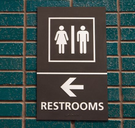 zu den Toiletten , Blasenschwäche bei Frauen